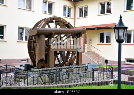 Ausstellung der hölzernen Bergmann Maschine außerhalb Museum, Wieliczka, Polen, Europa Stockfoto