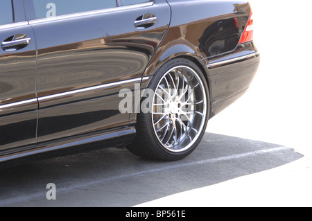 Benutzerdefinierte Felgen und Reifen auf ein Luxus-Auto. Stockfoto
