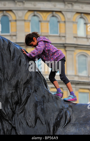 junge Mädchen, die Spaß am Trafalgar Square in London Stockfoto