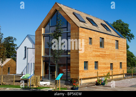 Neues, modernes Konzept Häuser. Flower House, umweltfreundliche Heimische Architektur an der Schottland Gehäuse Expo, Milton von Leys, Invernesss, Schottland, Großbritannien Stockfoto