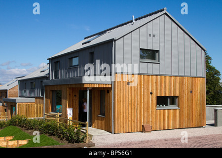 Neue moderne Konzepthäuser. „Crossing the Burn“ Eco-friendly Domestic Architecture auf der Scotland Housing Expo, Milton of Leys, Inverness, Schottland, Stockfoto