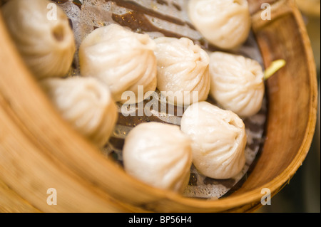 China, Shanghai. Lokale Küche „xiaolongbao“ Suppenknödel im Viertel Chenghuang Miao rund um den Gottestempel der Stadt Shanghai. Stockfoto