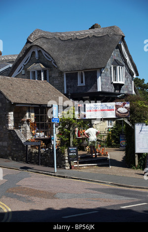 Besucher Touristen besuchen die Crafts Cottage und Vernon Cottage in Shanklin Old Village, Isle of Wight, Hampshire UK im Juni - Badeort Stockfoto