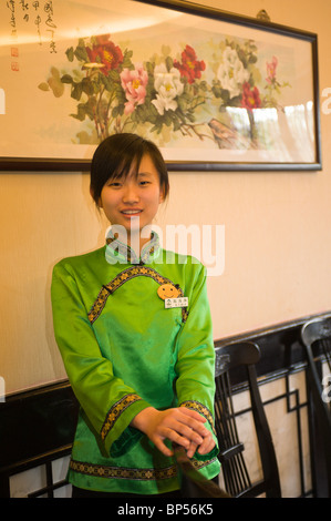 China, Shanghai. Gastgeberin im Restaurant im Stadtteil Chenghuang Miao rund um Shanghai Stadt Gottes Tempel. Stockfoto