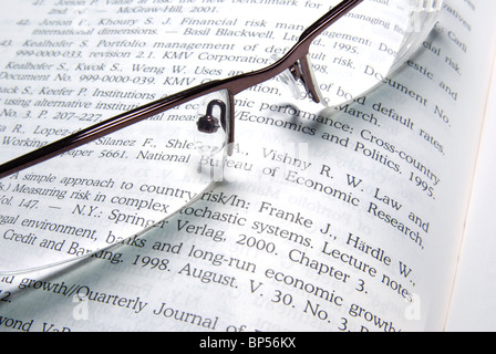 Brille auf finanzielle Buch verlegen. Stockfoto