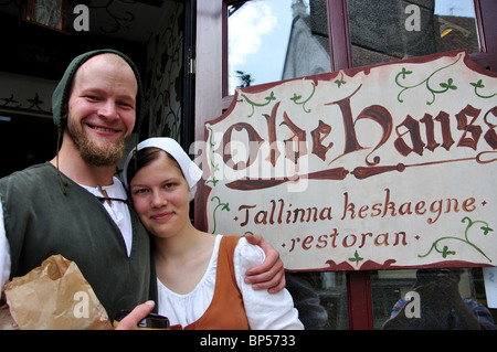 Junges Paar in historischen Kostümen außerhalb Olde Hansa Restaurant, Altstadt, Tallinn, Harju, Estland Stockfoto