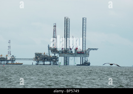 Erdgas Bohrinseln vor der Küste von Dauphin Island im Golf von Mexiko in der Nähe von Mobile Alabama Stockfoto