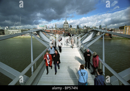 Millennium Bridge, die Klinge des Lichts, von Foster und Partnern, Arup und Sir Anthony Caro überquert die Themse, London. Stockfoto