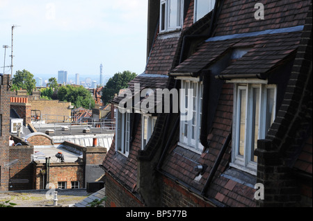 Über den Dächern von Hampstead ist in der Ferne ein Blick auf London. Stockfoto