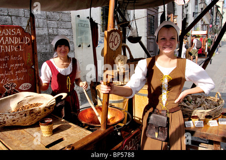 Mädchen in historischen Kostümen an Mandel einfügen Stall, Old Town, Tallinn, Harjumaa, Estland Stockfoto