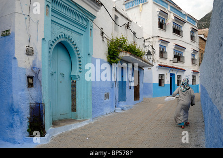 Straßenszene, Marokkanerin, blaue Häuser & blau Tür oder Eingang, Chefchaouen, Marokko Stockfoto