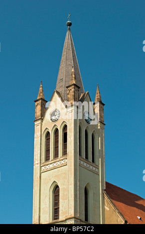 Nahaufnahme der Turm der gotischen Pfarrkirche Franziskanerkirche (Magyarok Nagyasszonya Templom) am Fő Tér Platz in Keszthely, Ungarn Stockfoto