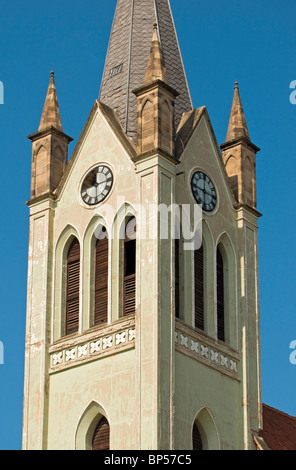 Nahaufnahme der Turm der gotischen Pfarrkirche Franziskanerkirche (Magyarok Nagyasszonya Templom) am Fő Tér Platz in Keszthely, Ungarn Stockfoto