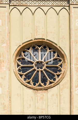 Gotische Fensterrose in Franziskanerkirche (Konferenzen Templom), Fo Ter Square, Keszthely, Ungarn Stockfoto