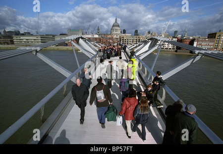 Millennium Bridge, die Klinge des Lichts, von Foster und Partnern, Arup und Sir Anthony Caro überquert die Themse Stockfoto