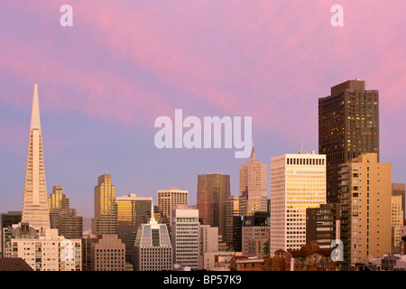 Die Skyline von San Francisco während einer dramatischen Sonnenuntergang Stockfoto