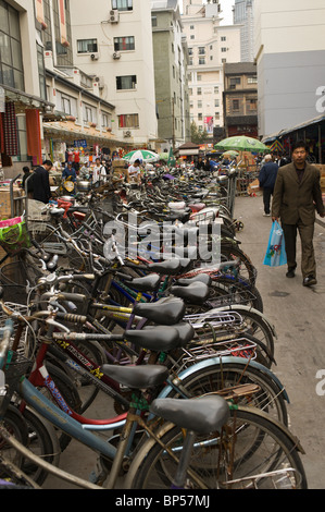 China, Shanghai. Fahrräder im Stadtteil Chenghuang Miao. Stockfoto