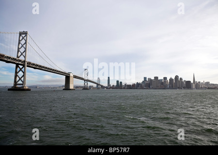 San Franciscos hoch aufragenden Bay Bridge mit windigen Wasser. Stockfoto