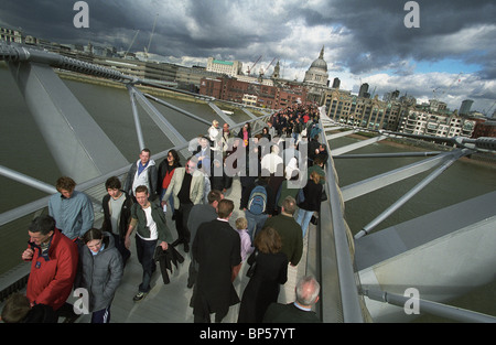 Millennium Bridge, die Klinge des Lichts, von Foster und Partnern, Arup und Sir Anthony Caro überquert die Themse Stockfoto