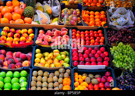 Obst auf dem Display im shop Stockfoto