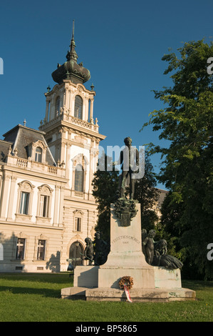 Statue des Grafen György Festetics außerhalb barocken Festetics Schloss, Keszthely, Ungarn Stockfoto