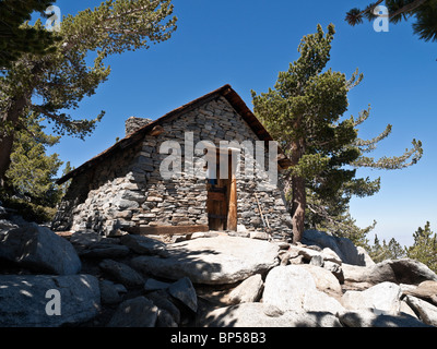 Granit-Berghütte auf einem 10.000 Fuß in einem Southern California-Wildnis-Park. Stockfoto