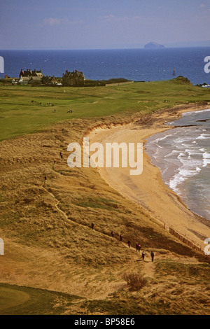 Wanderer auf der Fife Coastal Path in der Nähe von Earlsferry Stockfoto