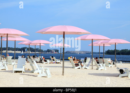 Menschen entspannen auf der neuen kanadischen Sugar Beach in Toronto Ontario Kanada Stockfoto