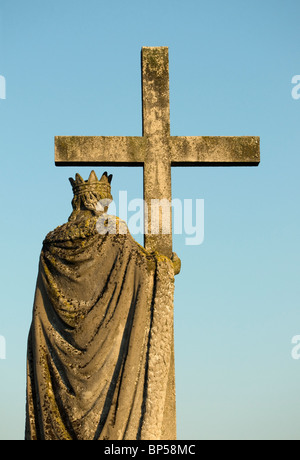 Barocke Statue der Jungfrau Maria Holding Cross im Festetics Palace (Helikon Schlossmuseum) in Keszthely, Ungarn Stockfoto