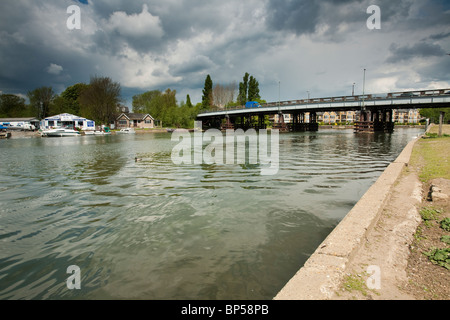 Walton-Brücke über die Themse bei Walton on Thames, Surrey, Uk Stockfoto