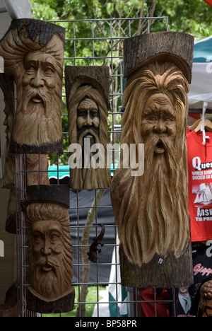 Stand auf ein Handwerk Messe bedeutet Holz Gartendekorationen als geschnitzt ein mans Gesicht in Bad Flower Show, Bad Somerset UK Stockfoto