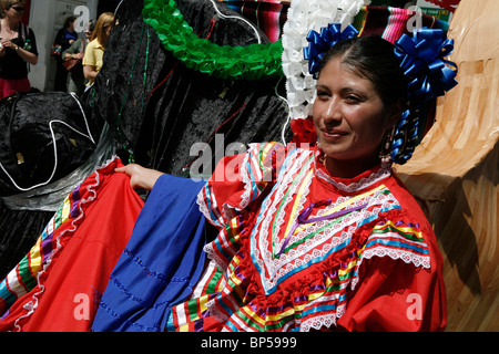 Die 2009 Karneval del Pueblo Prozession entlang Walworth Road, Camberwell, Süd-London. Stockfoto