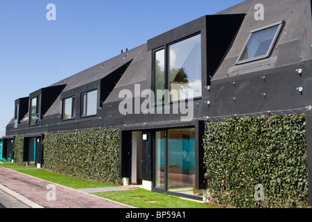 Neues, modernes Konzept Häuser. Die Terrasse tealth' Umweltfreundliche heimische Architektur an der Schottland Gehäuse Expo, Milton von Leys, Invernesss, Schottland, Großbritannien Stockfoto