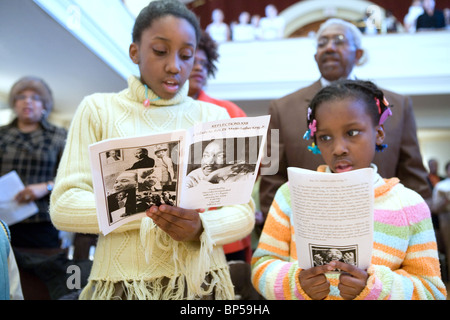 Junge Schwestern singen während eines Programms in Milford Town Hall in CT Erinnerung an Dr. Martin Luther King, Bürgerrechtler, der im Jahr 1968 getötet wurde. Martin Luther King Day ist nun ein nationaler Feiertag in den Vereinigten Staaten. Stockfoto