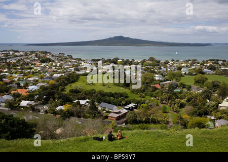 Mit Blick auf die vulkanische Insel Rangitoto in Auckland Bay aus Mt Victoria, New Zealand. Stockfoto