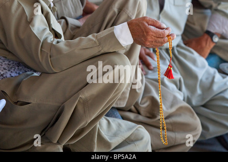 Irakischen kurdischen Mann zählenden muslimischen Gebetskette in Dohuk, Kurdistan, Irak Stockfoto