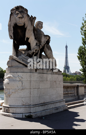 Kind und Löwe, Alexander III Brücke, Eiffelturm, Paris Stockfoto