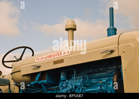 weglosen Ploughmaster 6/4 Diesel Oldtimer-Traktor auf dem Turnierplatz Astle Park restauriert Stockfoto