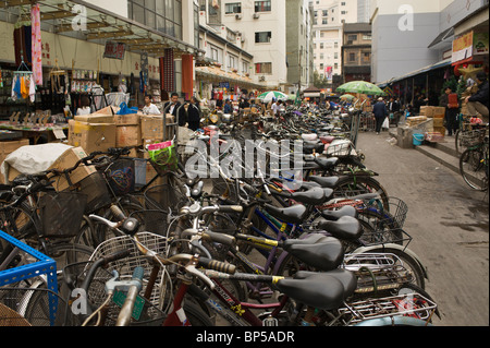 China, Shanghai. Fahrräder im Stadtteil Chenghuang Miao. Stockfoto