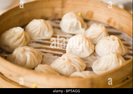 China, Shanghai. Lokale Küche „xiaolongbao“ Suppenknödel im Viertel Chenghuang Miao rund um den Gottestempel der Stadt Shanghai. Stockfoto