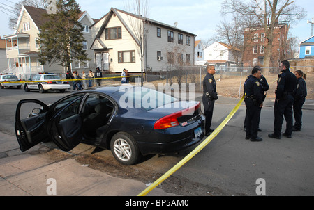 New Haven, CT USA--New Haven Polizisten Stand in der Nähe ein Auto möglicherweise eine doppelte schießen verwendet. Sie erscheinen bei 44 Elliot Street, wo die Verdächtigen aus dem Auto gerettet. Stockfoto