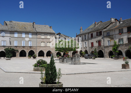 Der Ort des Arkaden in der Bastide Dorf von Sauveterre de Rouerque im Südwesten von Frankreich. Stockfoto