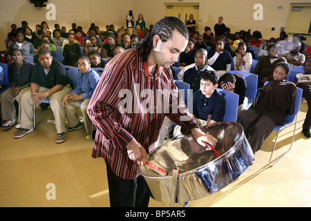 Welt berühmten Steel pan virtuose spielt Liam Teague eine Stahl-Trommel für Studenten in New Haven CT USA Stockfoto