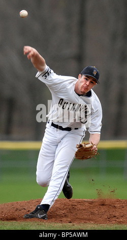 Ein Collge-Baseball-Spieler von Quinnipiac University in Connecticut, USA, Stellplätze während eines Spiels Stockfoto