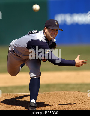 Ein College-Baseball-Spieler liefert eine Tonhöhe während des Spiels in New Haven CT USA Stockfoto