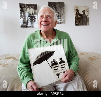 Senioren-Fotografen, die mit eine Ausstellung ist von seiner Fotografien in den 1960er Jahren. Stockfoto