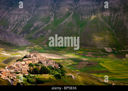 Mittelalterliche Stadt von Castelluccio in den Monti Sibillini Nationalpark, Umbrien Italien Stockfoto