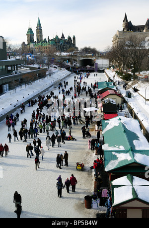 Eislaufen auf dem Rideau-Kanal Ottawa, Kanada während Winterlude Feierlichkeiten Stockfoto