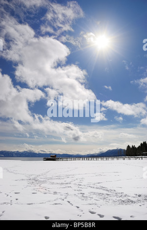 Sonnigen Tag am Lake Tahoe im Winter. Stockfoto
