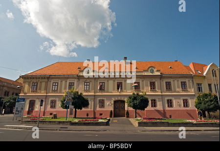 Spätbarocken Rathaus (Városháza) Gebäude am Fő Tér Platz in Keszthely, Ungarn Stockfoto